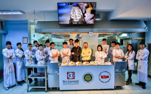 Ustalardan Öğrencilere Amasra Salatası